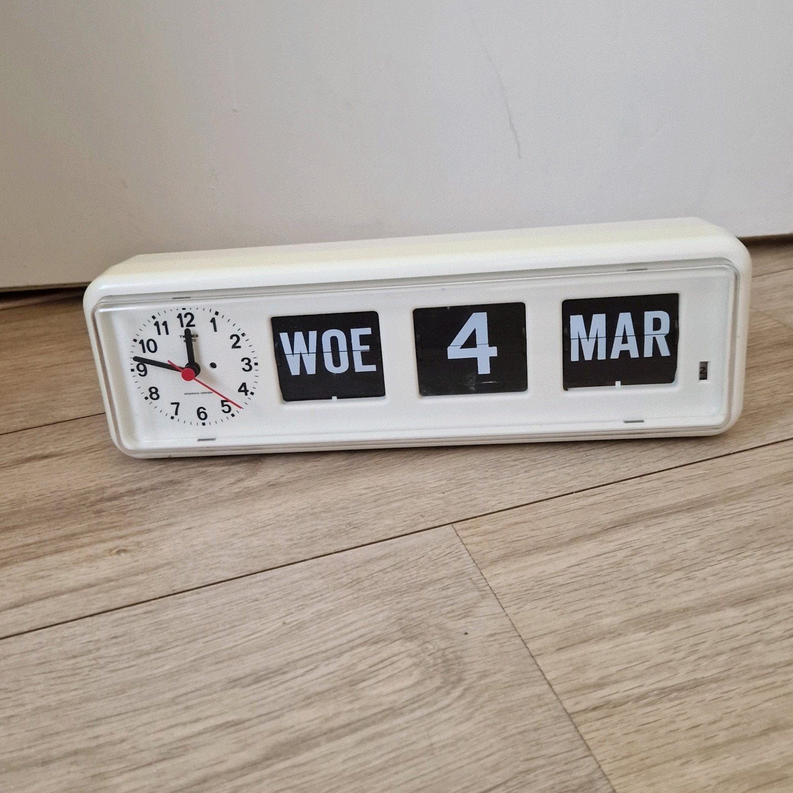 Twemco designklok wit automatische datum, Ophalen of Verzenden, Zo goed als nieuw