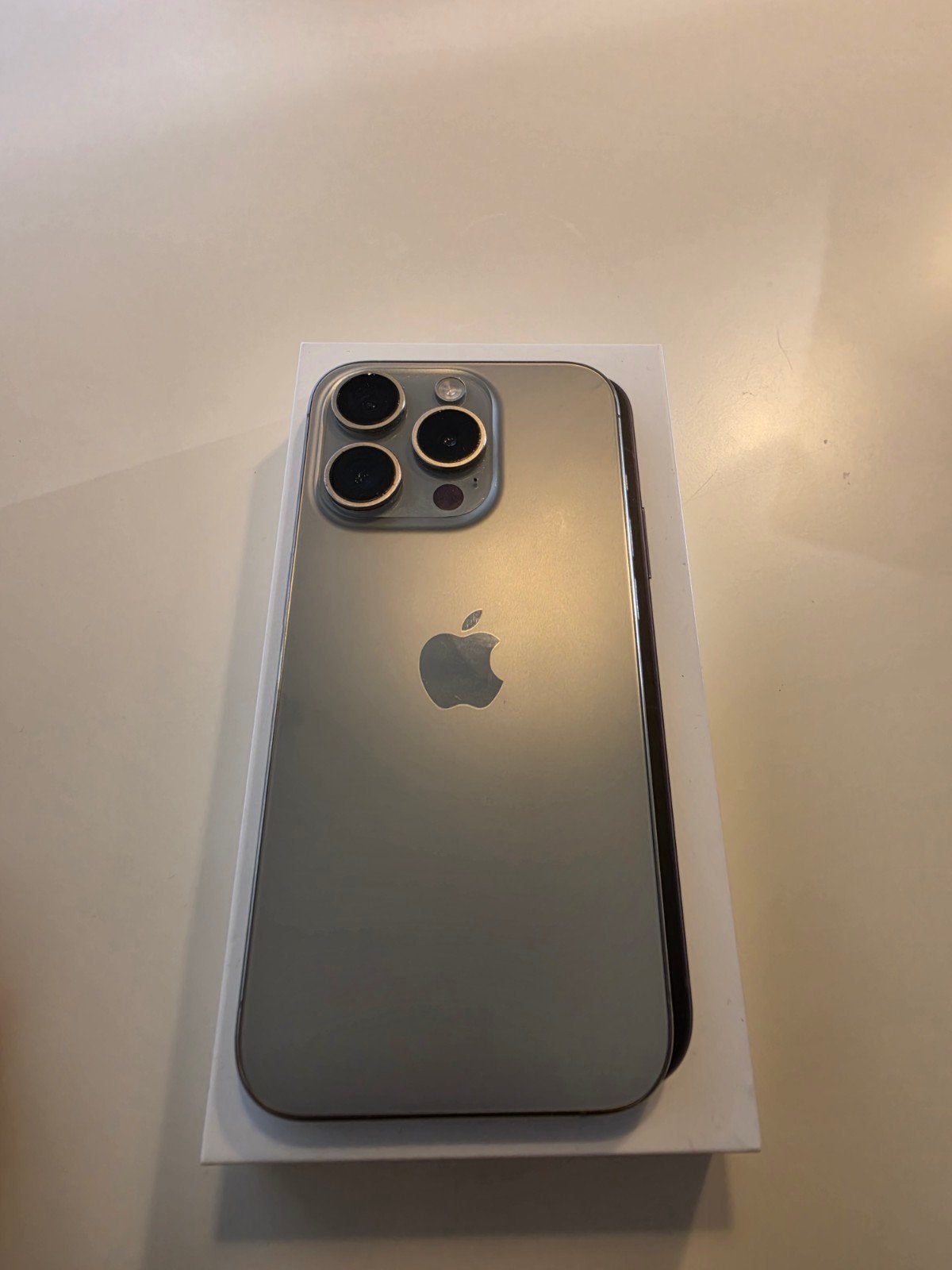 Foto 2 van Apple iPhone 15 Pro - Zo goed als nieuw