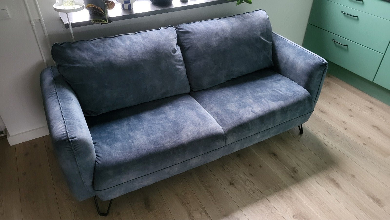 Comfortabele velours bank in lichtblauw, Ophalen, Gebruikt, 150 tot 200 cm, Tweepersoons