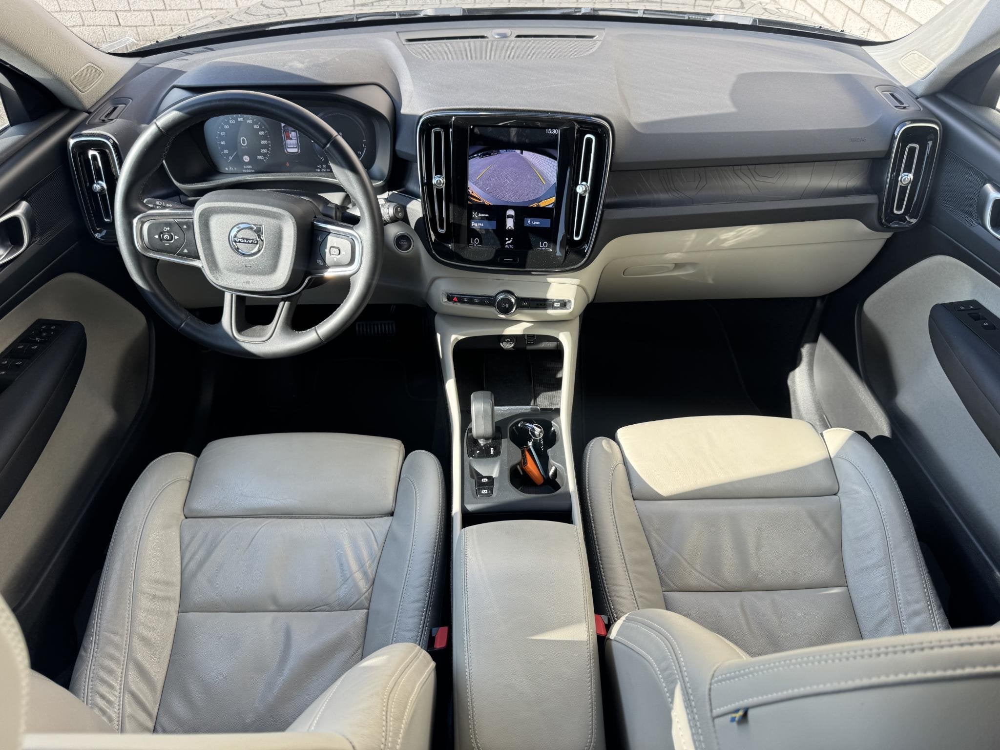 Volvo XC40 1.5 T4 Plug-in hybrid Core Bright | Leder | Navig, Auto's, Met garantie (alle), Zwart, Hybride Elektrisch/Benzine, 3 cilinders
