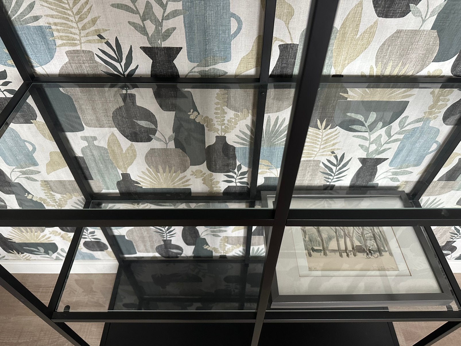 Zwart metalen/ glazen vitrine kastje, Ophalen, Met plank(en), Strak, 100 tot 150 cm