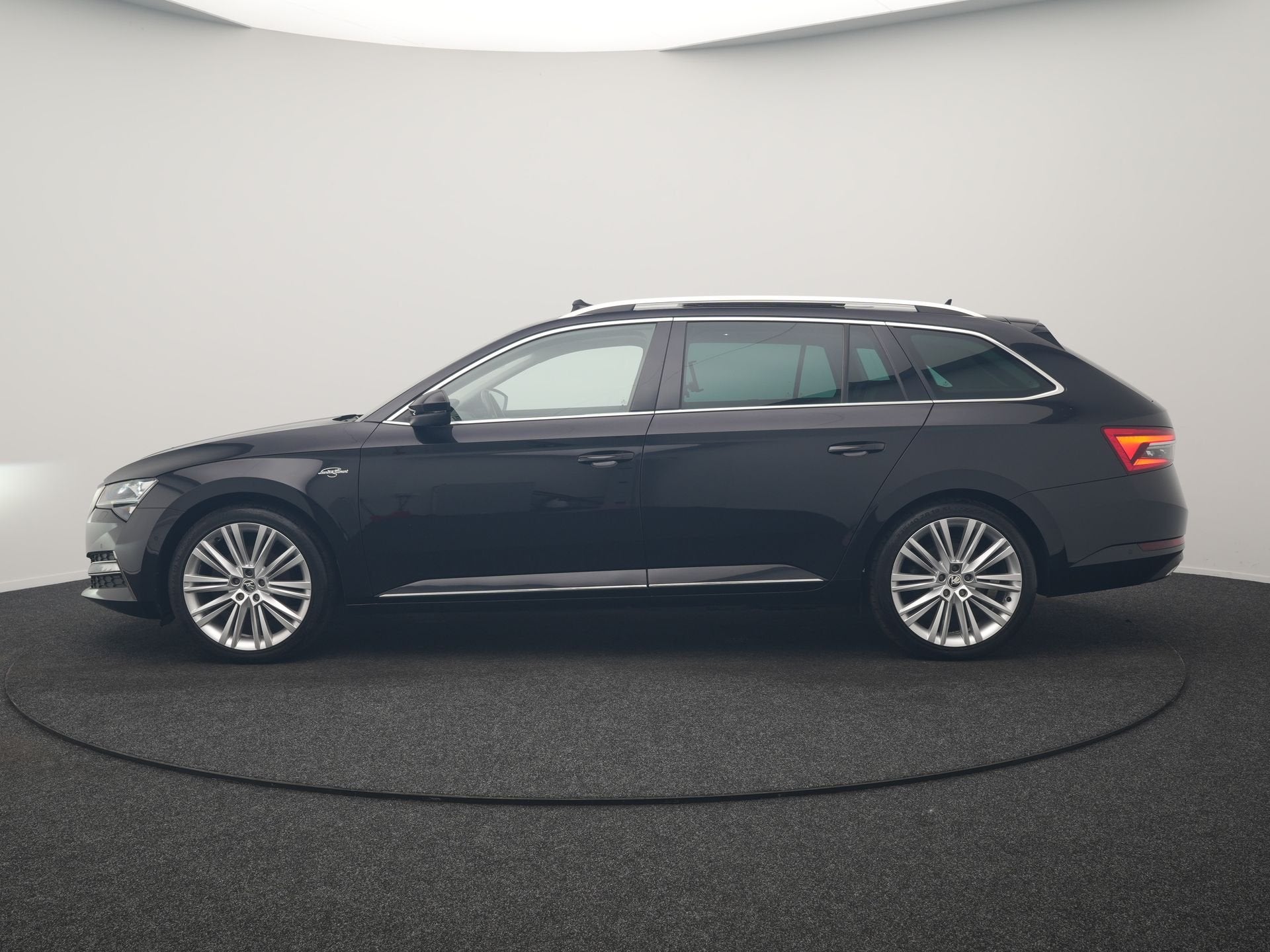 Skoda Superb Combi 1.4 TSI iV Laurin & Klement PHEV 218pk De, Auto's, 4 cilinders, Zwart, Hybride Elektrisch/Benzine, 750 kg