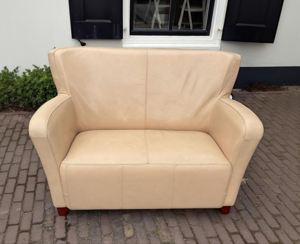Vintage Crèmekleurige tweezitsbank van leer, Huis en Inrichting, Banken | Bankstellen, Ophalen, Gebruikt, Minder dan 75 cm, Tweepersoons