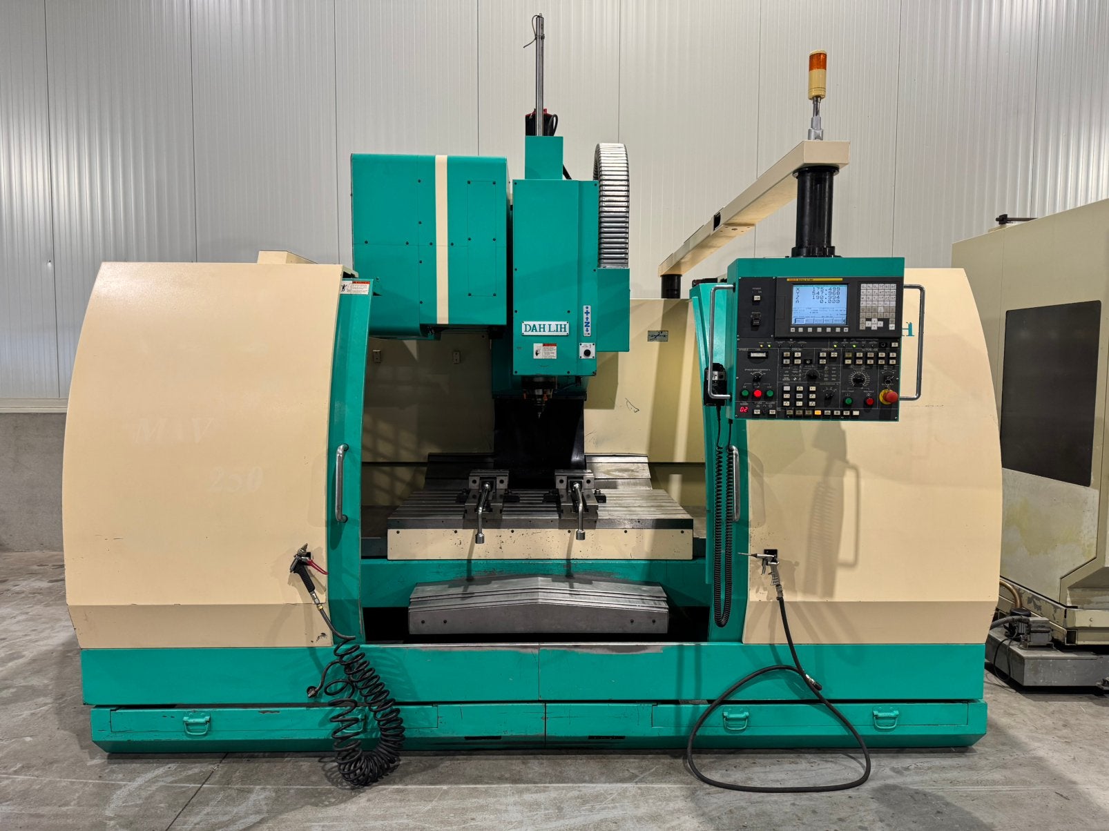 Dahlih MCV-1250B CNC bewerkingscentrum met 4e as, Ophalen, Zo goed als nieuw, Elektrisch, Overige soorten