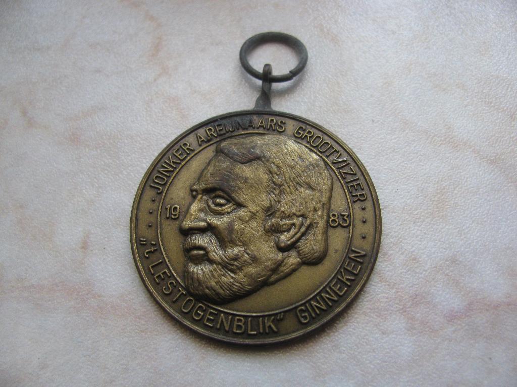 Oude Carnaval Medaille uit 1983 / Ginneken - 3.5 cm, Verzenden