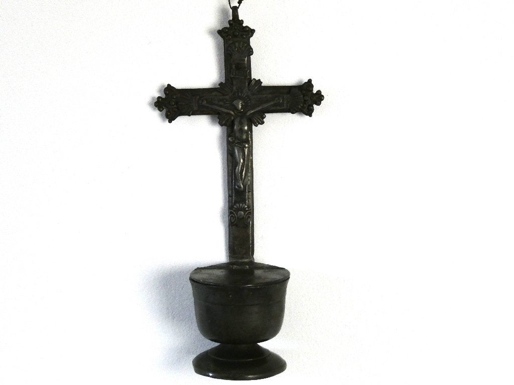 Tinnen wijwaterbakje met crucifix corpus Jezus ca. 1850 tin, Ophalen of Verzenden