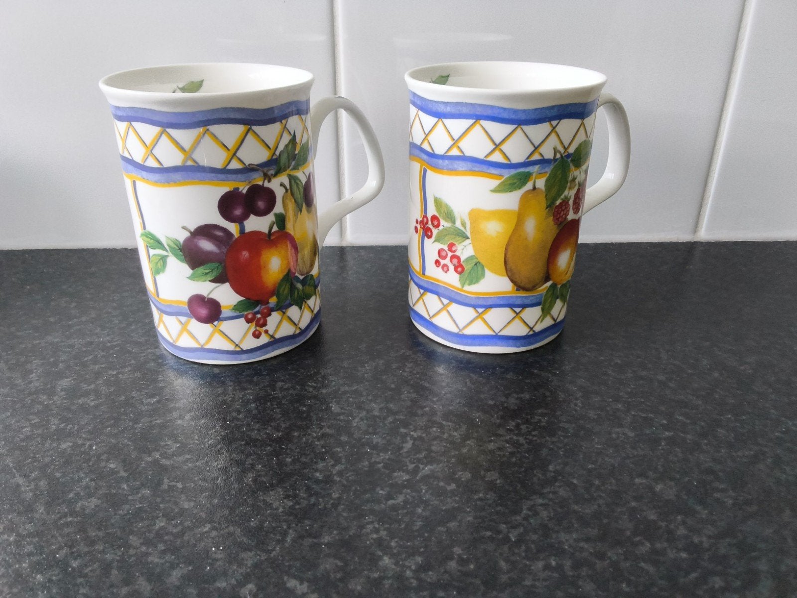 2 Roy Kirkham  majolica mokken, Huis en Inrichting, Ophalen of Verzenden, Zo goed als nieuw, Overige stijlen, Kop(pen) en/of Schotel(s)