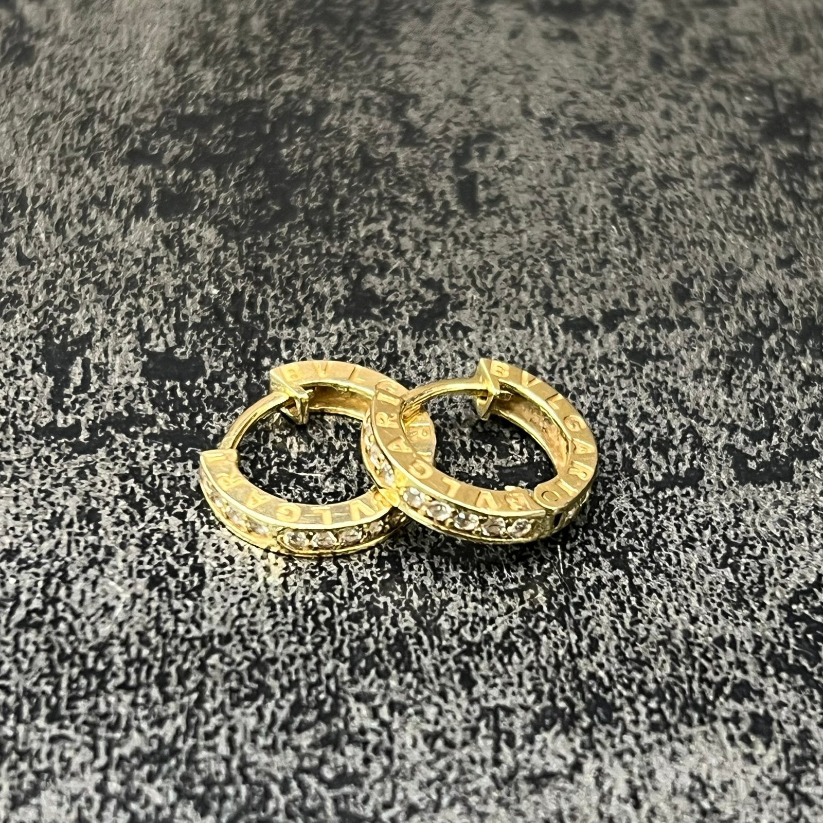 14 karaat gouden oorbellen bvlgari model, Ophalen of Verzenden, Zo goed als nieuw, Goud, Dame