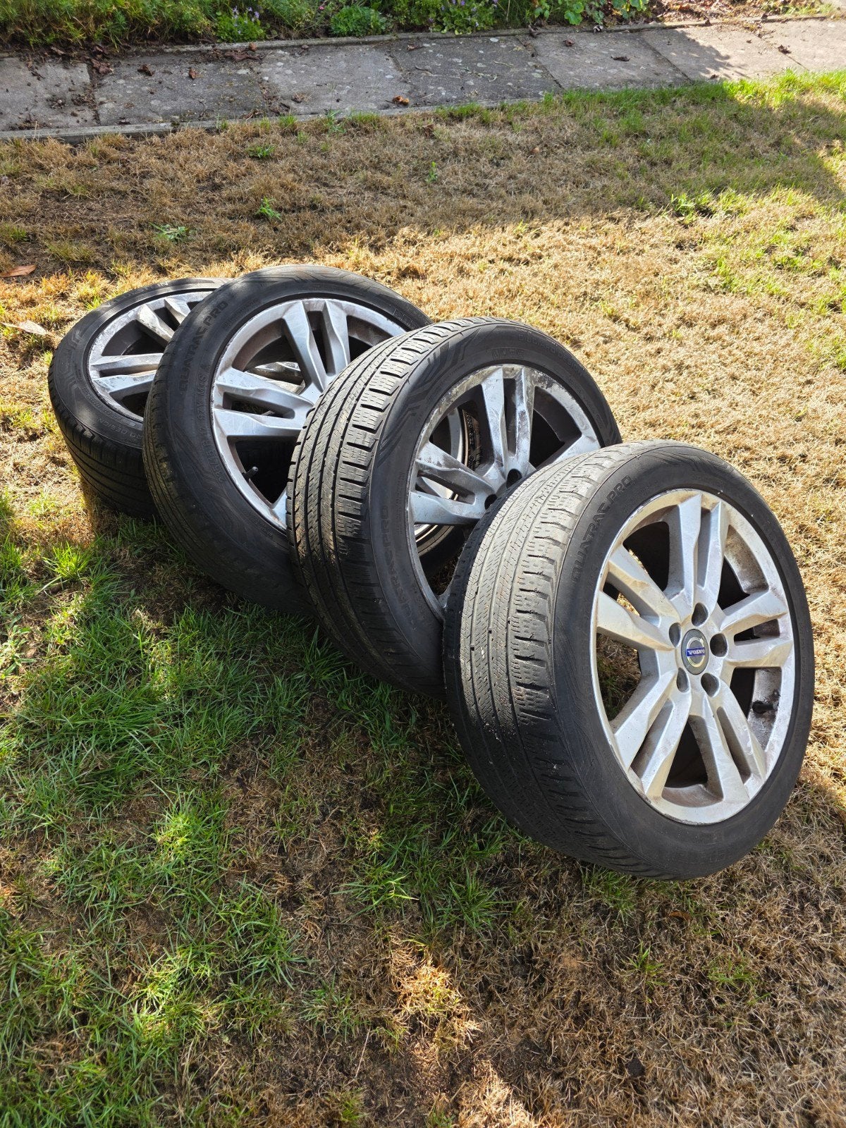 Originele Volvo velgen 17 inch met schroevenset, Gebruikt, Banden en Velgen, 17 inch, Ophalen of Verzenden