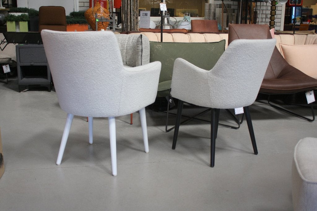 2 mooie luxe eetkamerstoelen Teddy Boucle stof armleuningen, Ophalen, Twee, Overige kleuren, Zo goed als nieuw