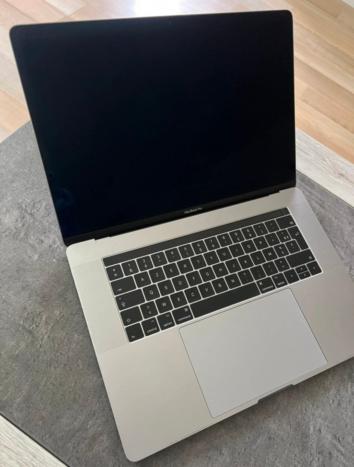 Foto 2 van Apple MacBookPro15"i7512GBSpaceGray Touch Bar/Parts / Repair