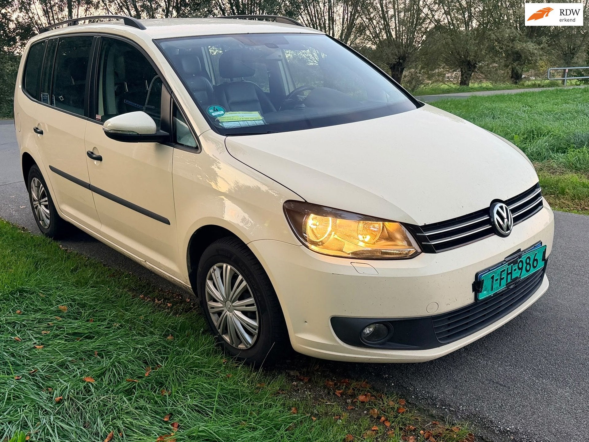 Volkswagen TOURAN 1.6 TDI SCR Highline, Auto's, Euro 5, Gebruikt, 4 cilinders, Geel