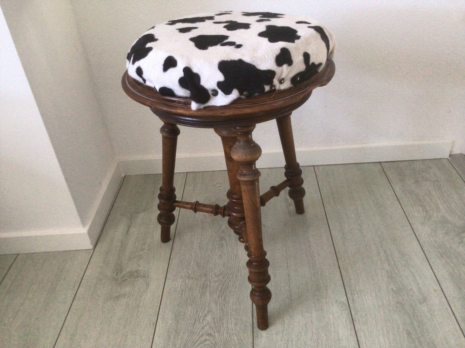 Antieke piano krukje met koeienprint zitting, Huis en Inrichting, Krukjes, Ophalen of Verzenden, Zo goed als nieuw
