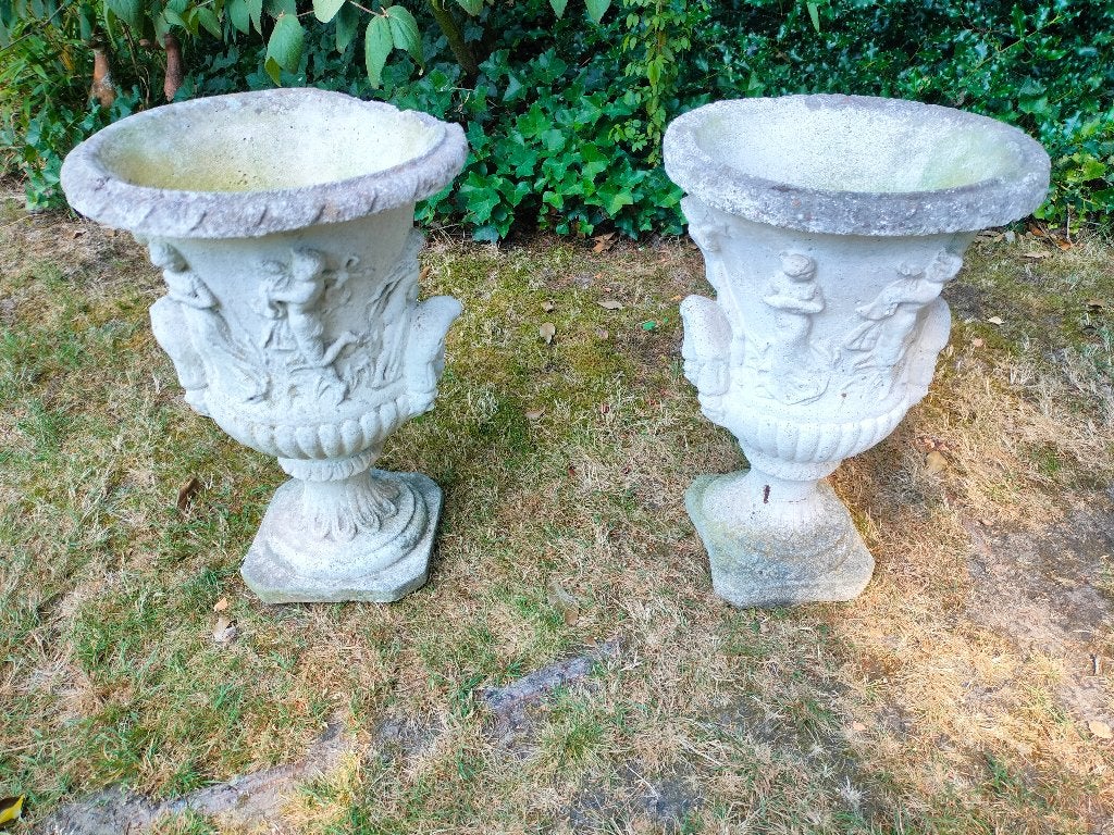 Oude Franse tuinvazen met reliëffiguren. 2 stuks. H. 57cm., Ophalen, Gebruikt