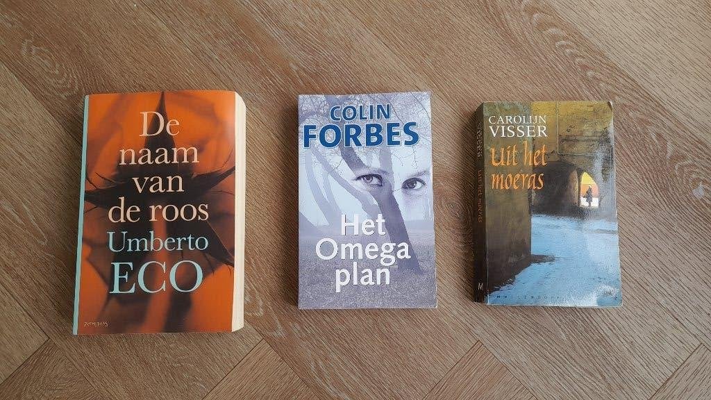Boeken: De naam van de roos, Het Omega plan, Uit het moeras, Boeken, Romans, Ophalen of Verzenden, Gelezen, Umberto Eco, Colin Forbes, Carolijn Visser