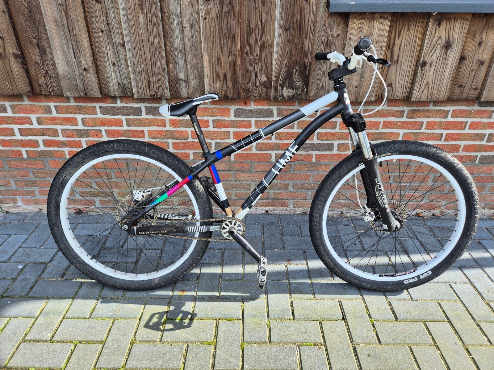 Dirtjump fiets - Zwart/Wit met kleuraccenten, Ophalen, 24 inch of meer, Gebruikt, Onbekend