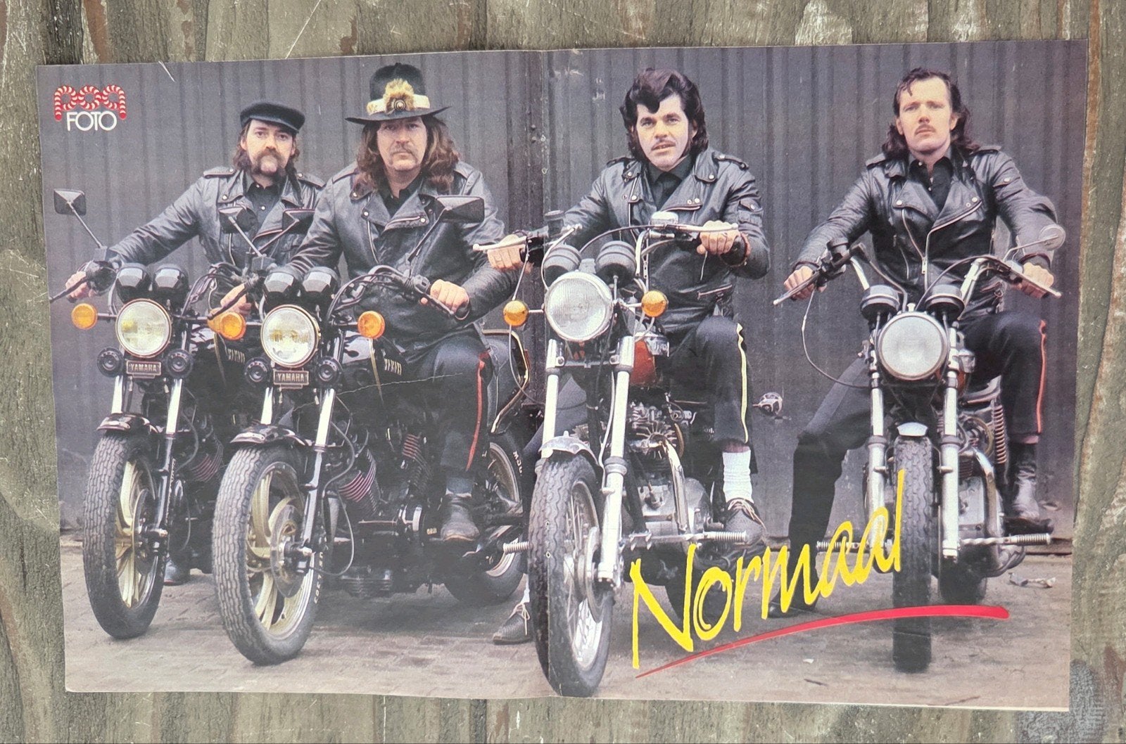 Popfoto Poster van de band Normaal - Oerend Hard!, Rechthoekig Staand, Ophalen of Verzenden, Zo goed als nieuw, A1 t/m A3