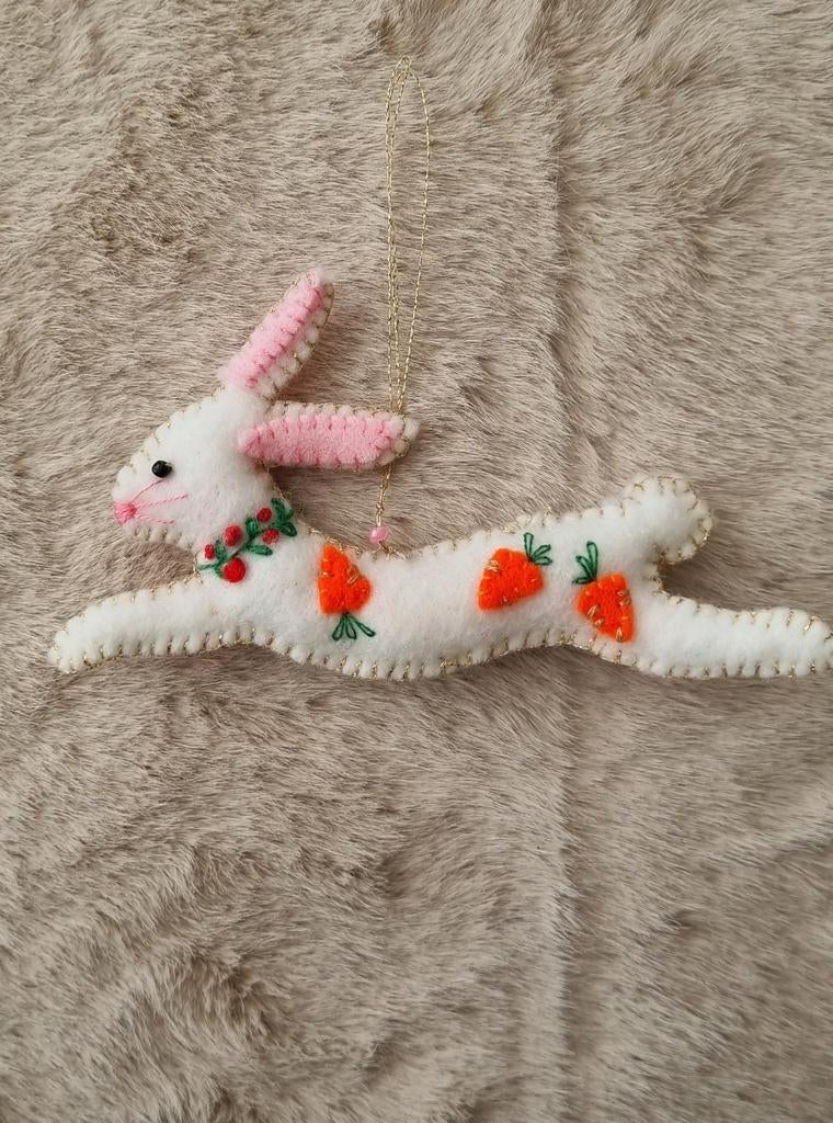 Haasje met worteltjes van vilt, Ophalen of Verzenden, Nieuw, Figuurtje(s)