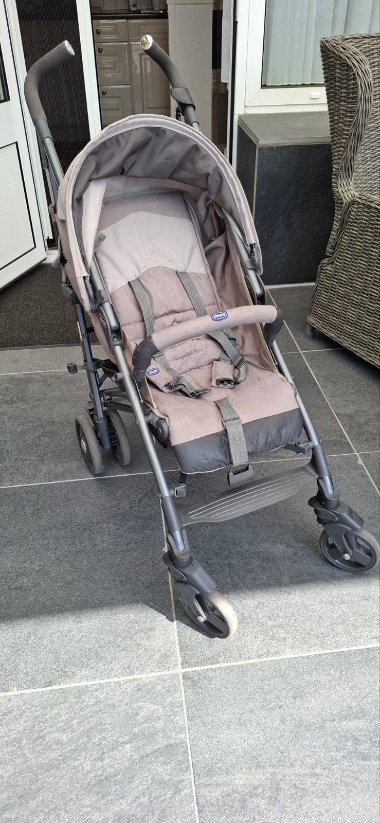 nette kinder buggy  grijs plus nieuwe regenhoos, Ophalen
