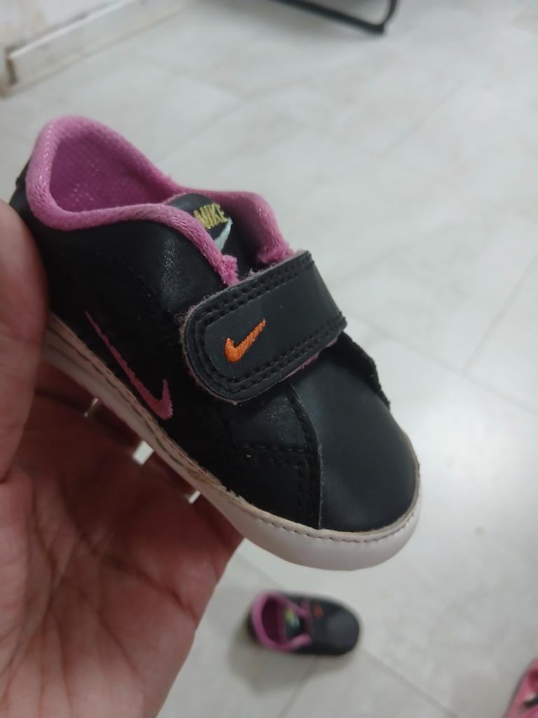 Nike babyschoentjes zwart/roze, maat 18.5 cm, zachte zool, Meisje, Ophalen of Verzenden, Nike, Gebruikt