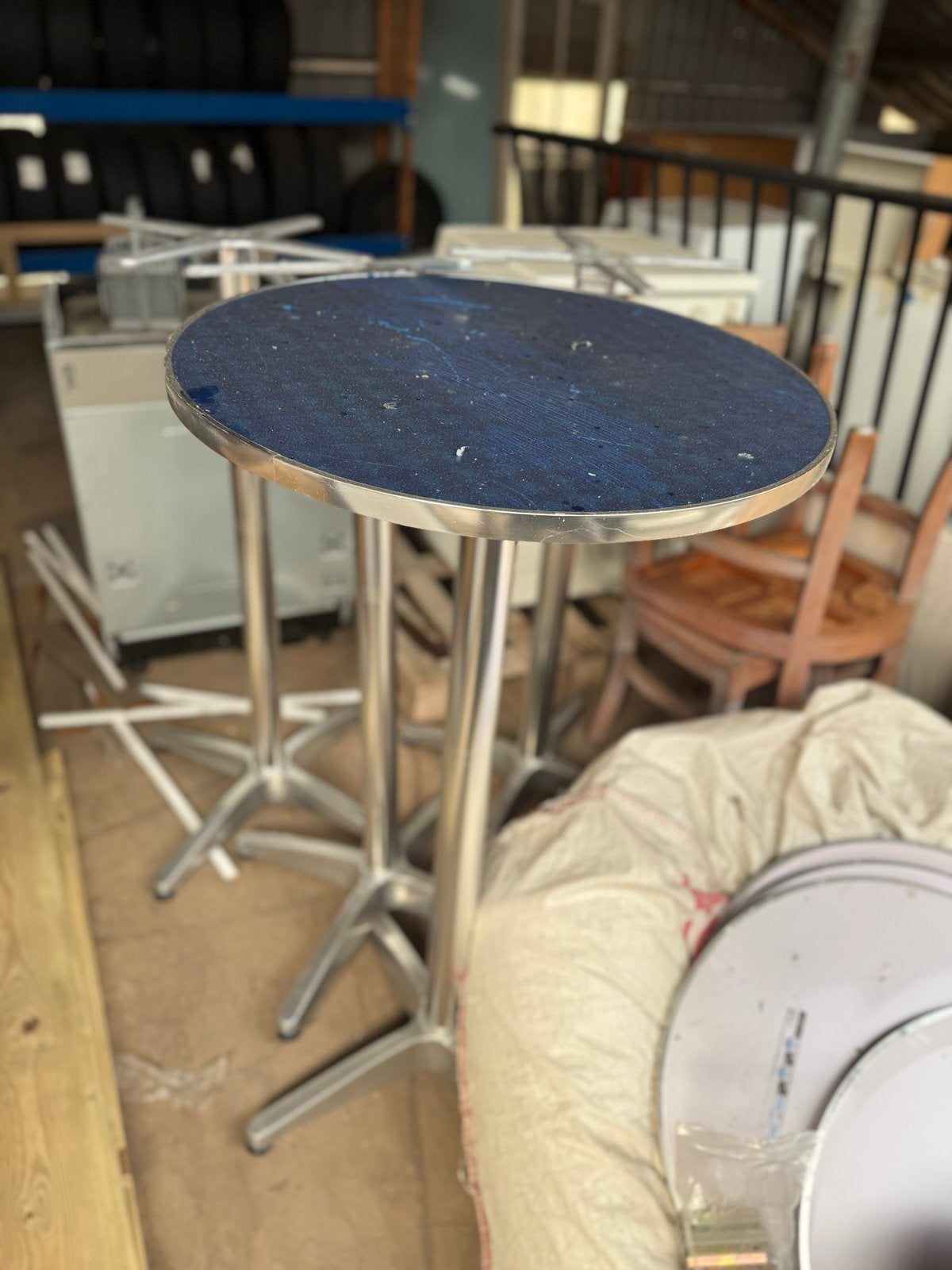 Bistro/hangtafel - Poot in hoogte verstelbaar, Ophalen, In hoogte verstelbaar, Gebruikt