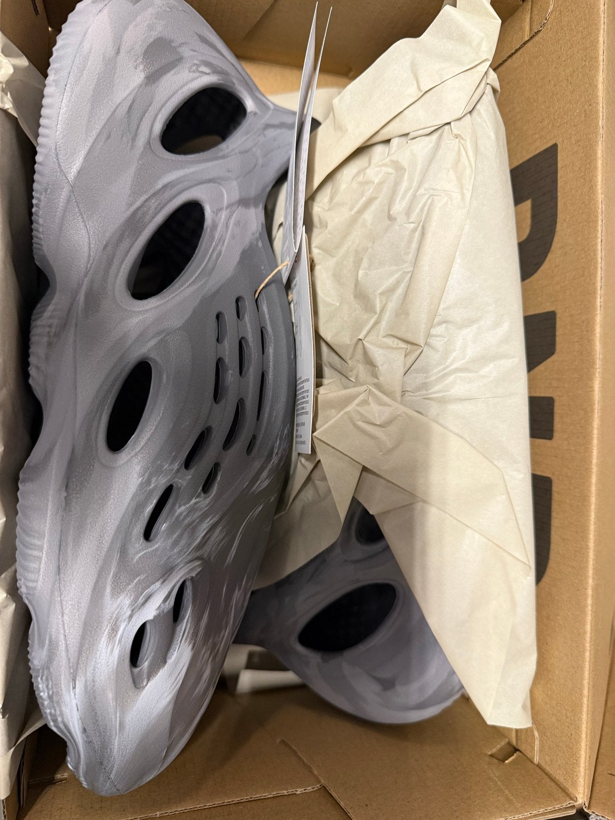 Yeezy Foam Runner Nieuw Maat 46 (valt kleiner), Kleding | Heren, Schoenen, Ophalen of Verzenden, Nieuw, Overige kleuren, Slippers