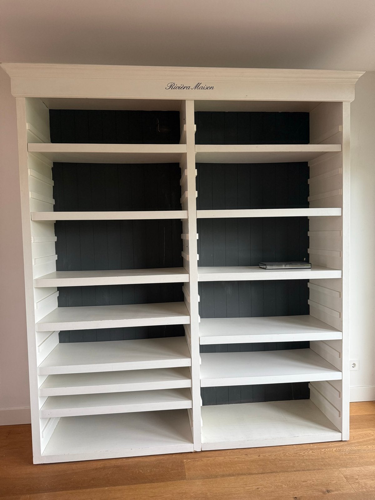 Riviera Maison Boekenkast - Wit met Zwarte Achterwand, Ophalen, Met plank(en), Gebruikt, 200 cm of meer
