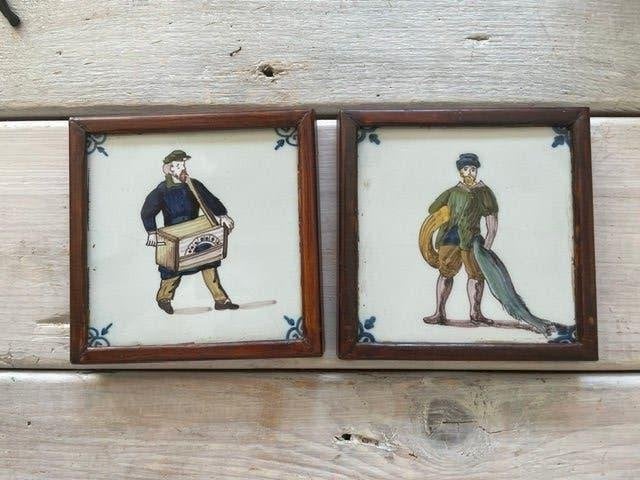 2 x Koninklijke Tichelaar Makkum tegel. Beroepen oa muzikant, Ophalen