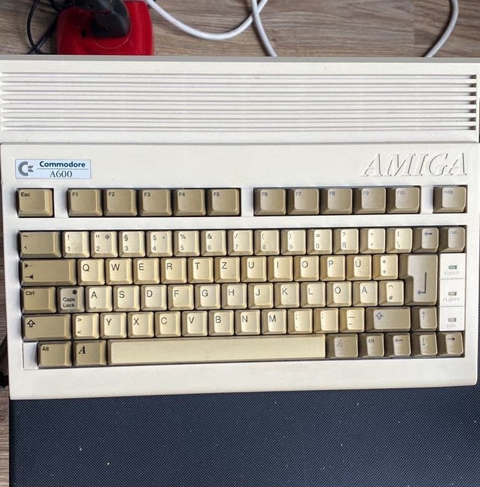 Amiga 600 (6mb ram), CF kaart 8gb vol met Whdload,recapped, Ophalen of Verzenden