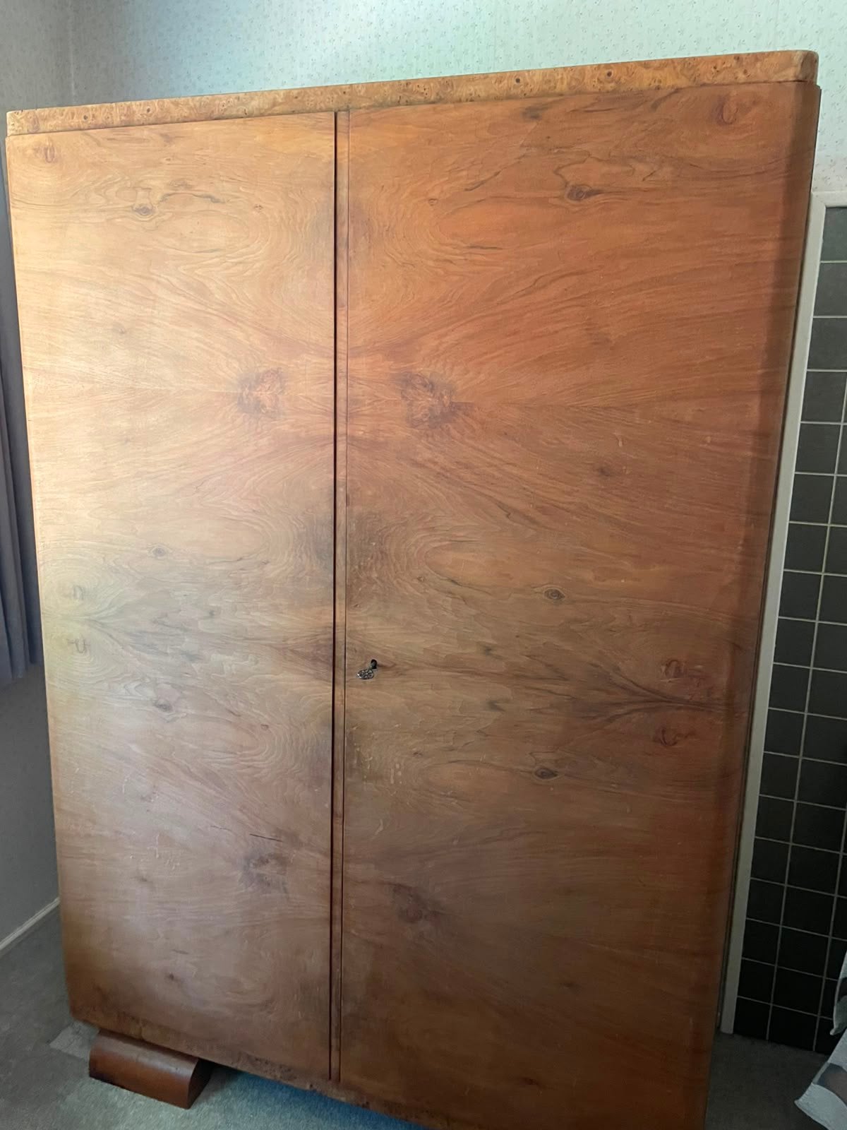 Linnenkast en passpiegel, wortelnoten hout, Ophalen, Gebruikt, 100 tot 150 cm, 150 tot 200 cm