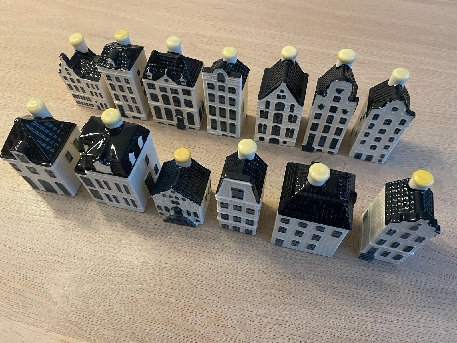 13 KLM huisjes -nummer 4-33-37-45-48-55-56-61-64-67-74-88-91, Ophalen of Verzenden, Zo goed als nieuw, Gevuld