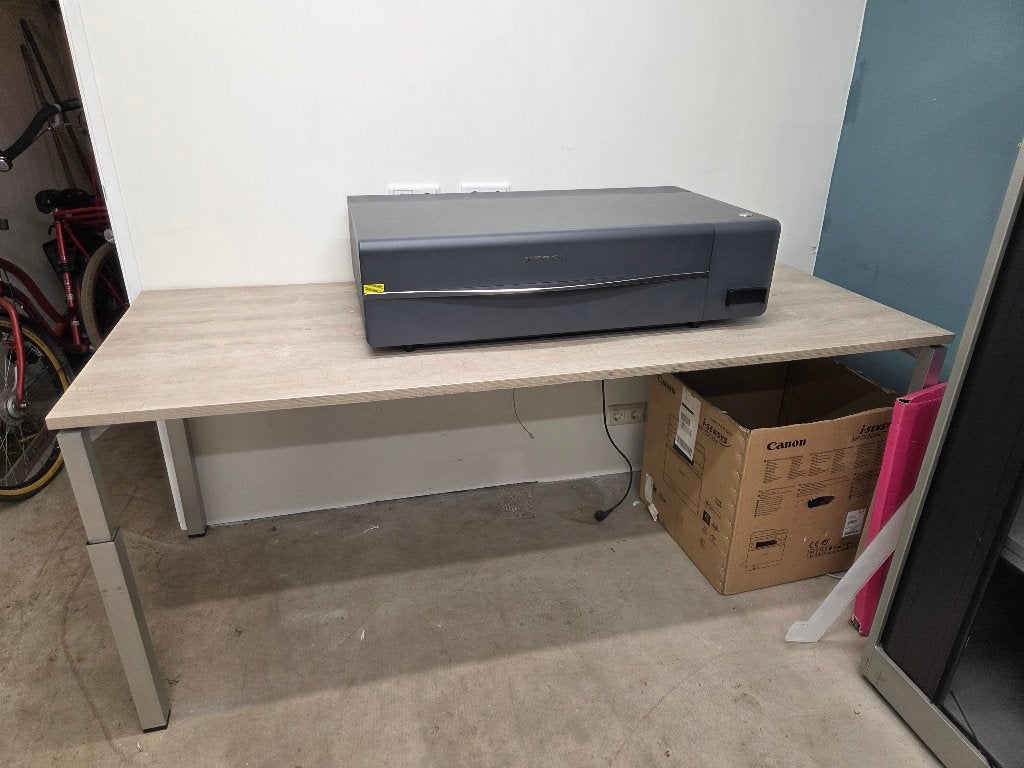 degelijk bureau / werktafel met kabelgoot en stekkerdoos, Ophalen, Overige typen, Metaal, Zo goed als nieuw