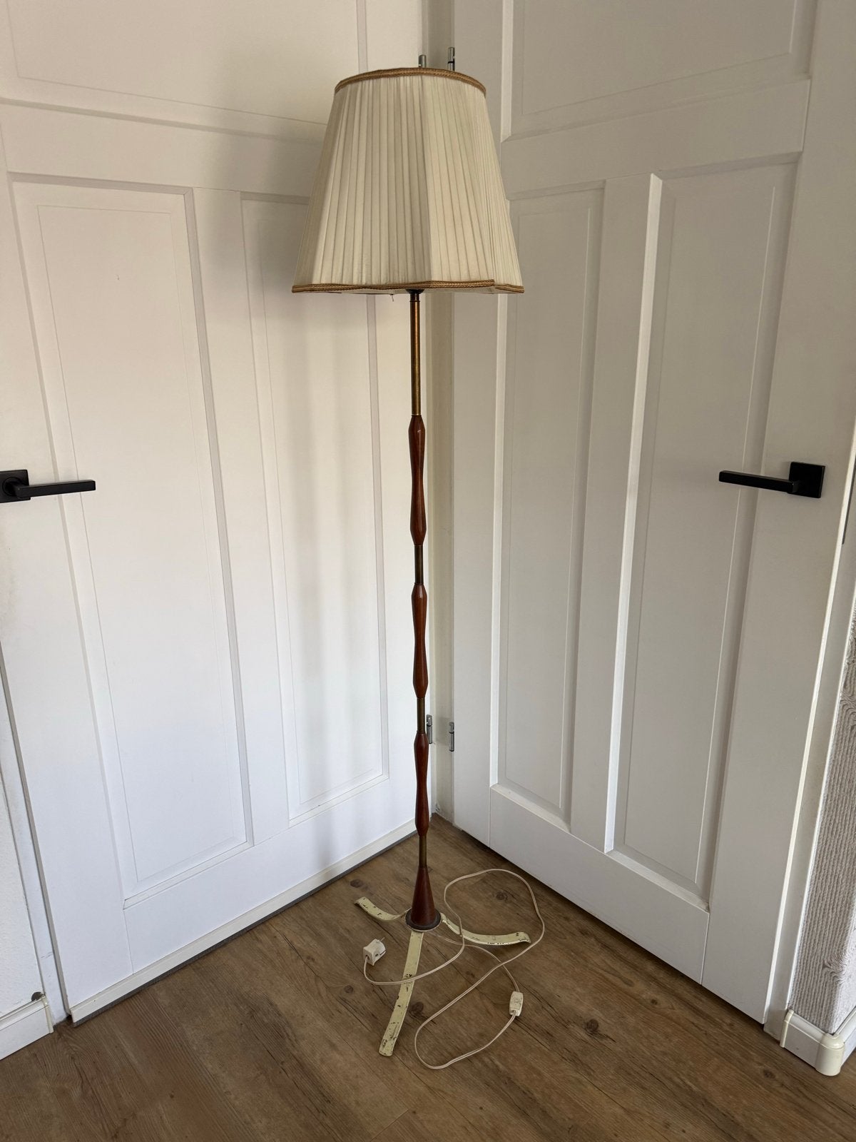 Vintage Vloerlamp met Houten Details en Plissé Kap, Ophalen, Gebruikt, E27 (groot), 150 tot 200 cm