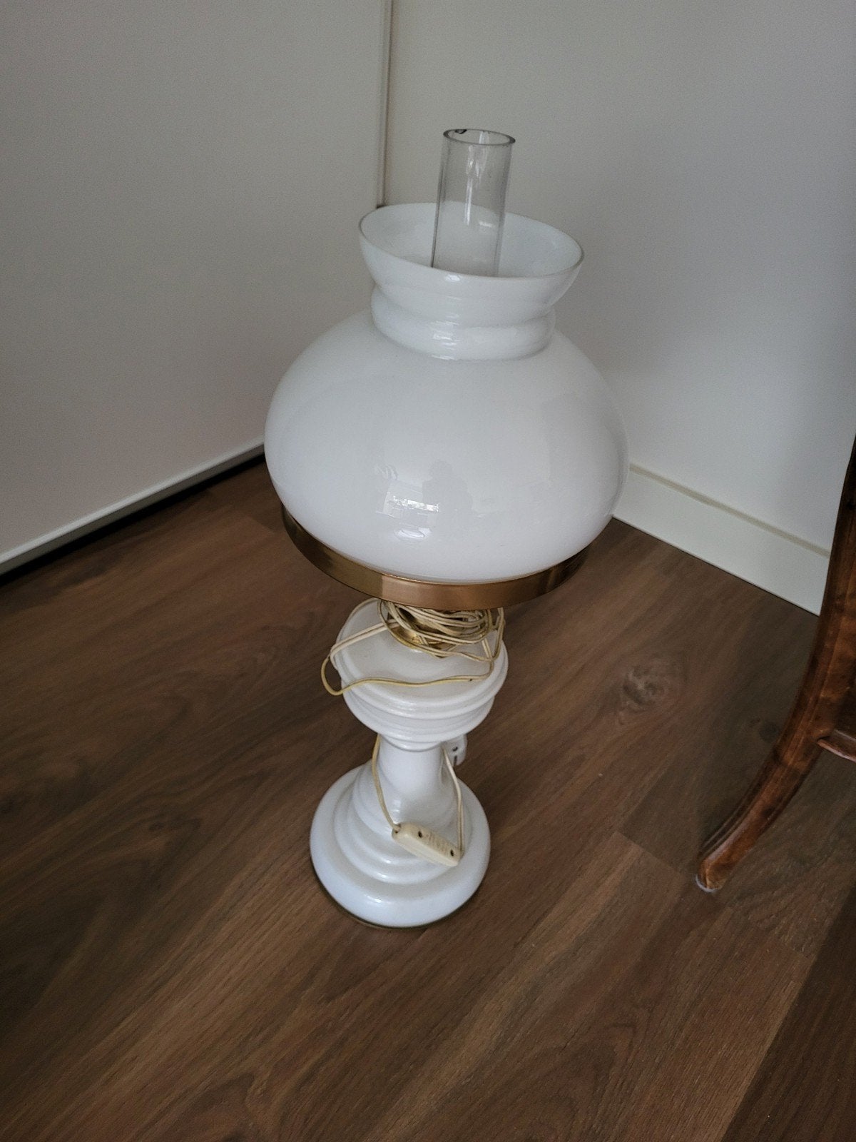 Vintage olielampstijl tafellamp, wit glas, Antiek en Kunst, Ophalen
