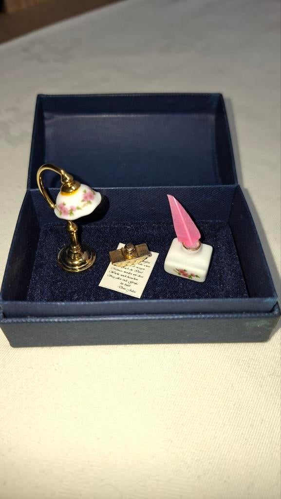 Reutter Porzellan Miniatuur Lamp & inktpot met veer & zie, Ophalen of Verzenden