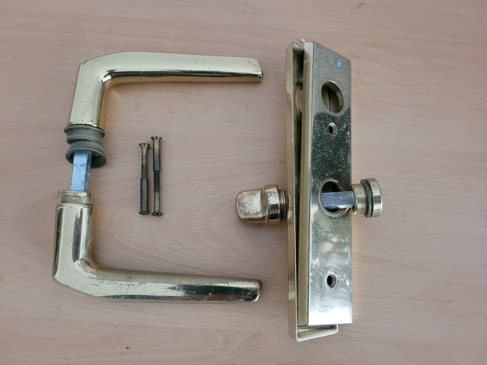 Gouden deurklinken met schild en bevestigingsmateriaal, Ophalen of Verzenden, Gebruikt, Koper of Messing, Klink of Kruk