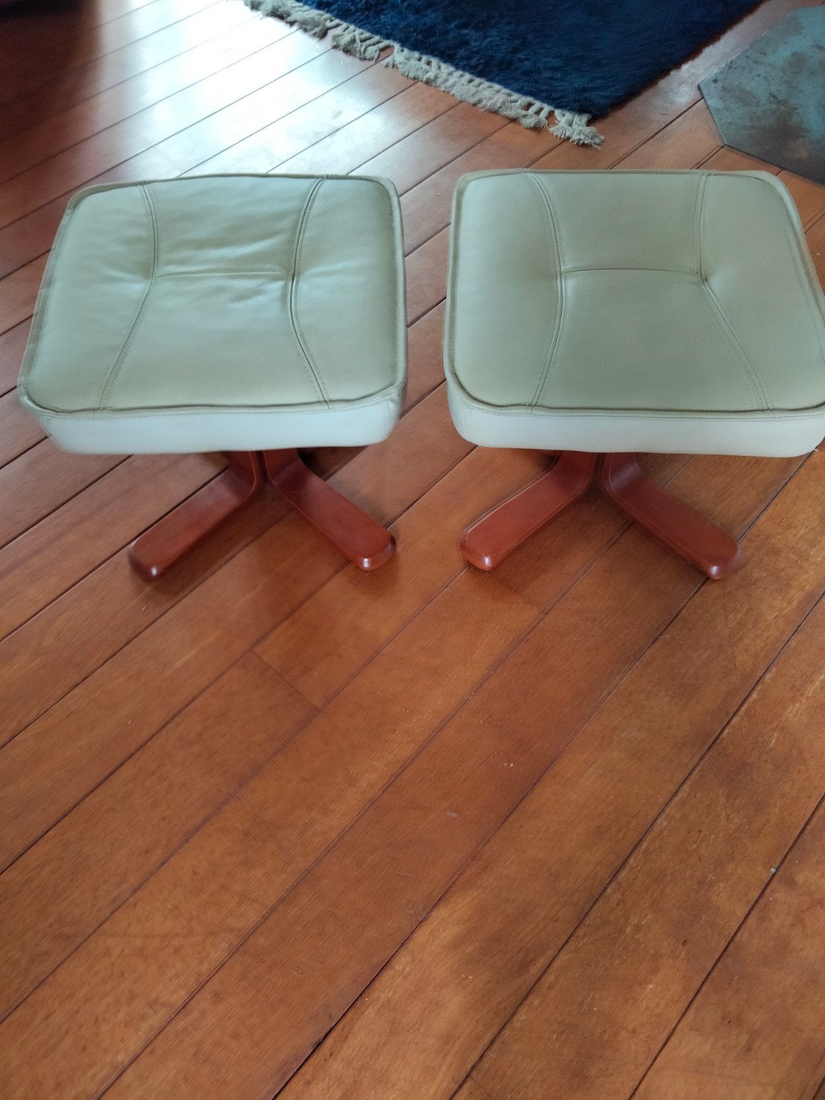 2 nette voetenbankjes - leder, Ophalen, Minder dan 50 cm, Vierkant, Zo goed als nieuw