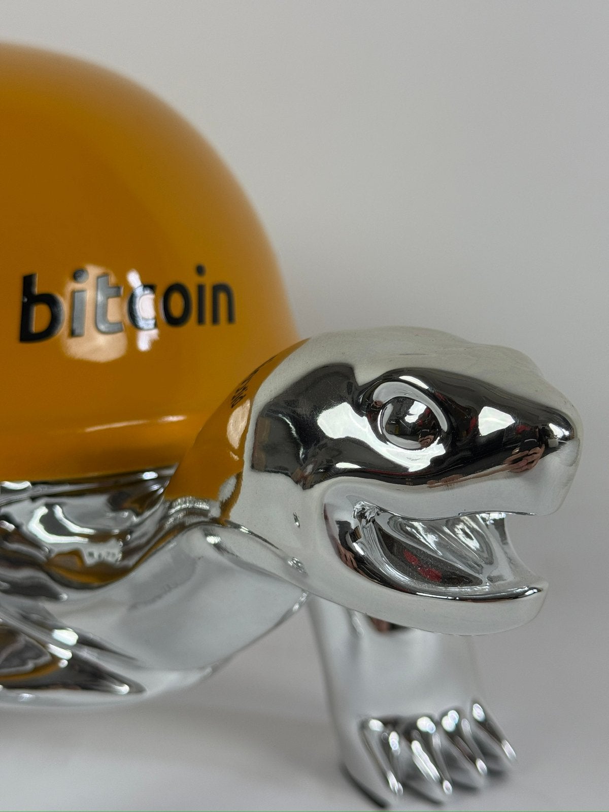 Diederik van Apple - Golden Peace Turtle Bitcoin, Gesigneerd, Pop/figuur, Overige materialen, 25 cm
