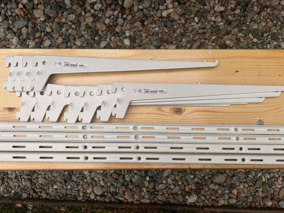 Witte metalen plankdragers + rails / wandrek systeem, Ophalen