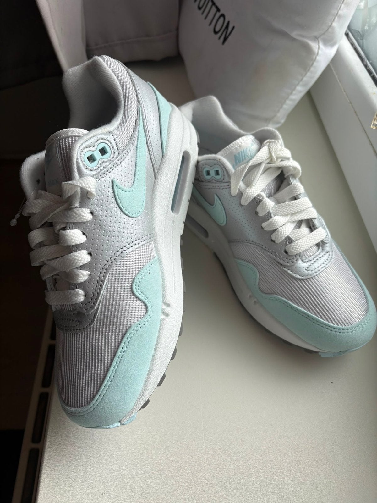 Nike Air Max 1 HF5387-002 - Zo goed als nieuw, Ophalen of Verzenden, Zo goed als nieuw, Grijs, Sneakers of Gympen