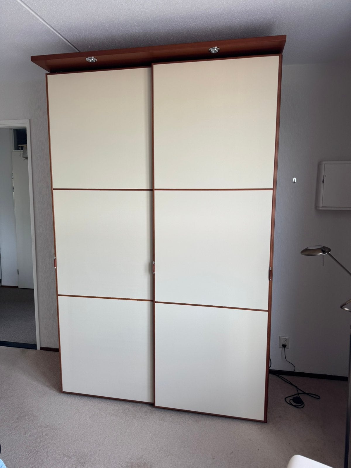 Gratis: kledingkast met schuifdeuren en veel opbergruimte, Huis en Inrichting, Met plank(en), 200 cm of meer, 150 tot 200 cm, Ophalen of Verzenden