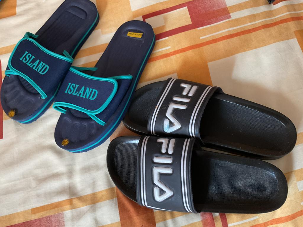 2 paar nieuwe slippers. Maat 39 en 40., Kleding | Dames, Slippers, Zwart, Nieuw, Ophalen of Verzenden