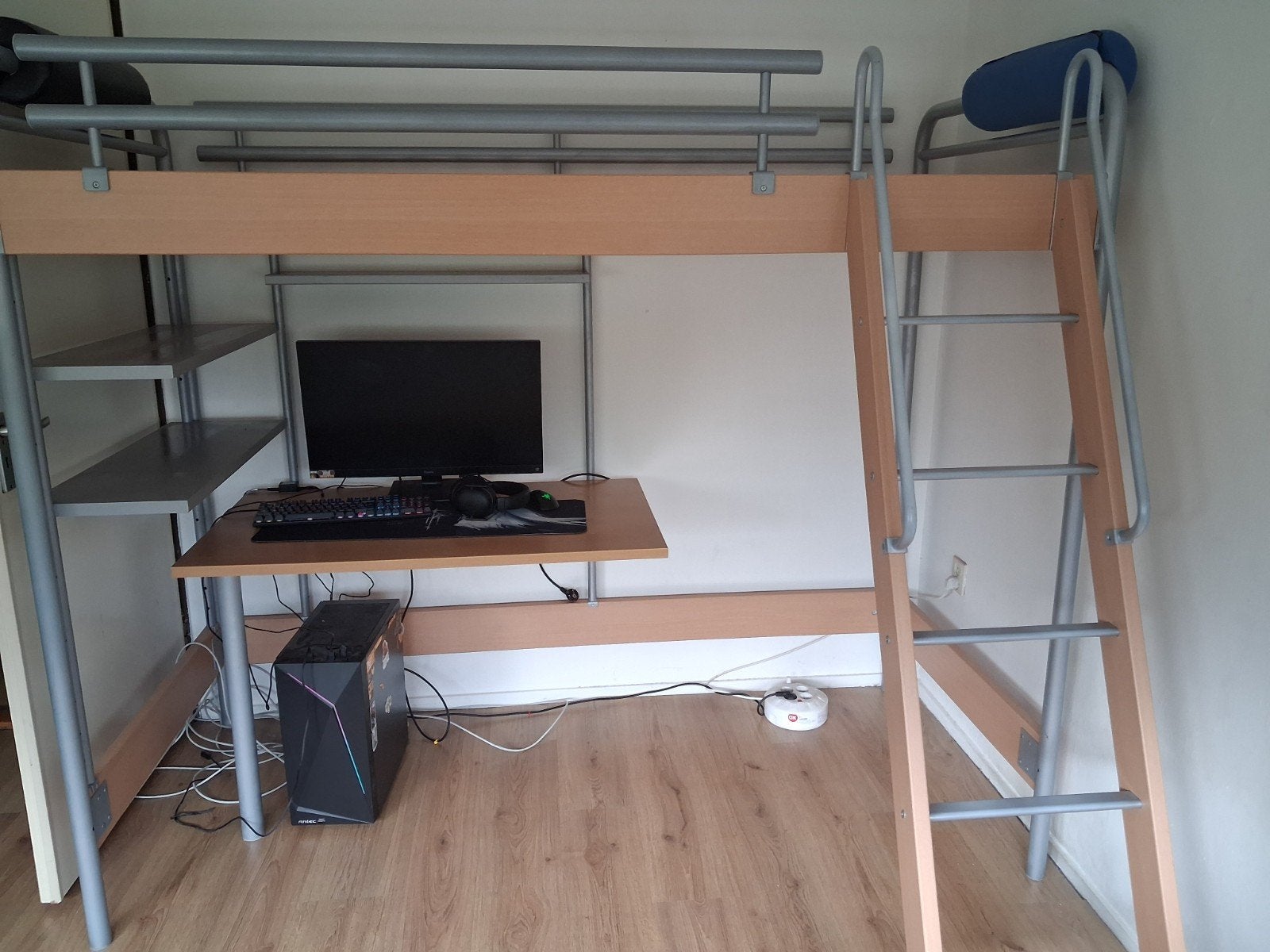 Hoogslaper met bureau en planken - Zo goed als nieuw, Ophalen, Modern en functioneel, 90 cm, Zo goed als nieuw