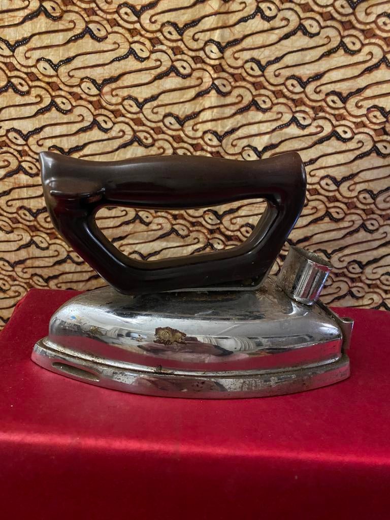 VINTAGE STRIJKIJZER MET BAKELIETEN HANDVAT., Verzamelen, Retro, Ophalen of Verzenden, Huis en Inrichting