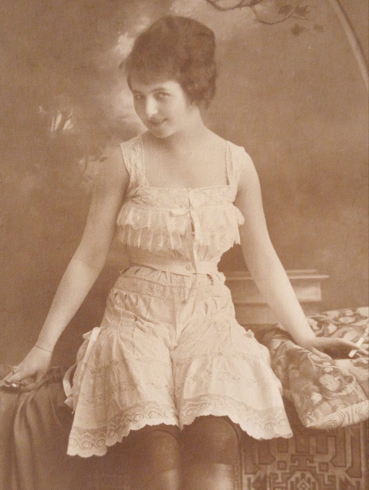 Antieke Ansichtkaart: Elegante Dame in Victoriaanse Kleding, Ophalen of Verzenden, Voor 1920, Overige thema's