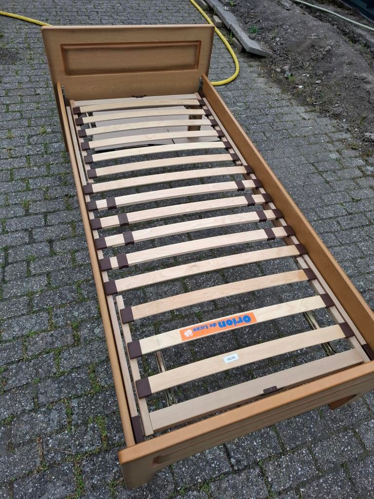 Seniorenbed met verstelbare lattenbodem, Ophalen, Overige materialen, 90 cm, Eenpersoons