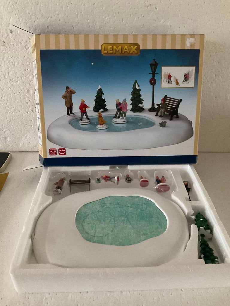 Kerstdorp - LEMAX - schaatsvijver 2015, Ophalen of Verzenden, Zo goed als nieuw