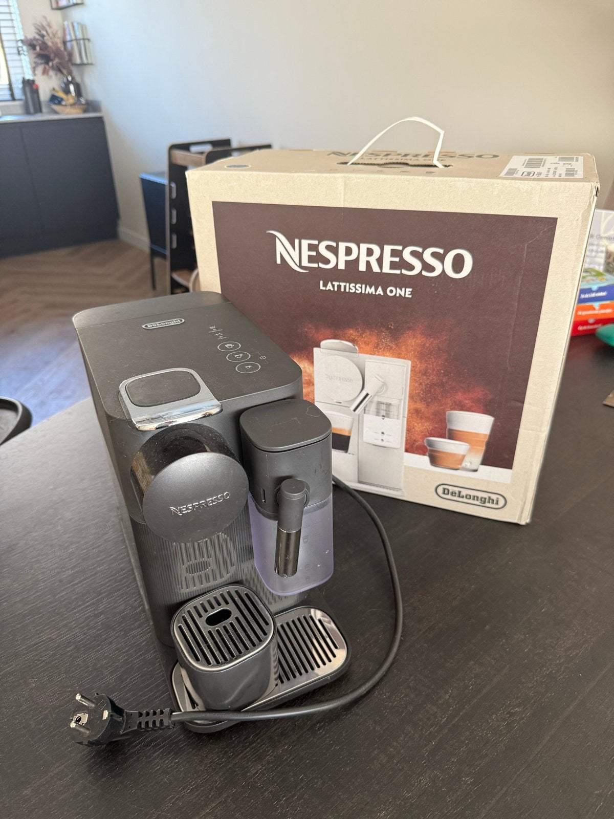 Nespresso De'Longhi Lattissima One - Zwart, Witgoed en Apparatuur, Koffiemachine, Ophalen of Verzenden, Zo goed als nieuw, Koffiepads en cups