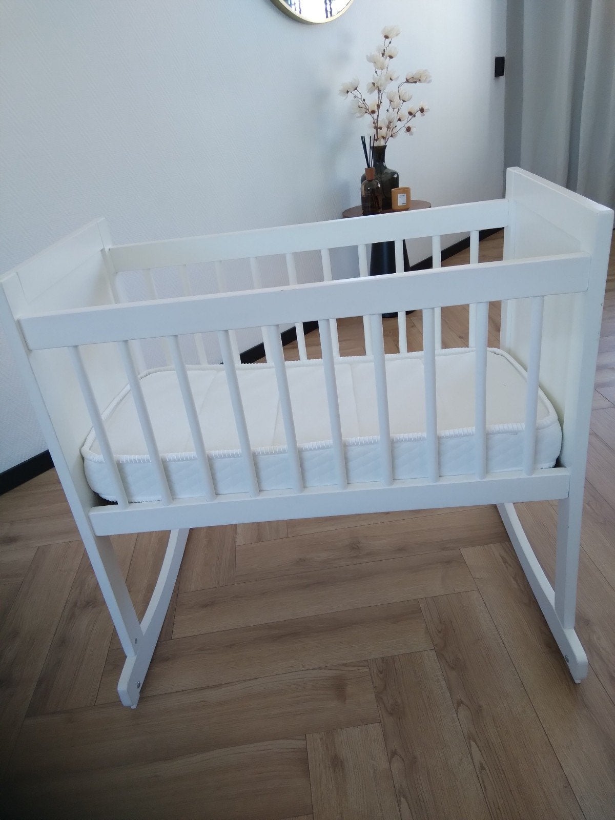 Wit houten wiegje met matrasje, Ophalen of Verzenden, Zo goed als nieuw, Wieg