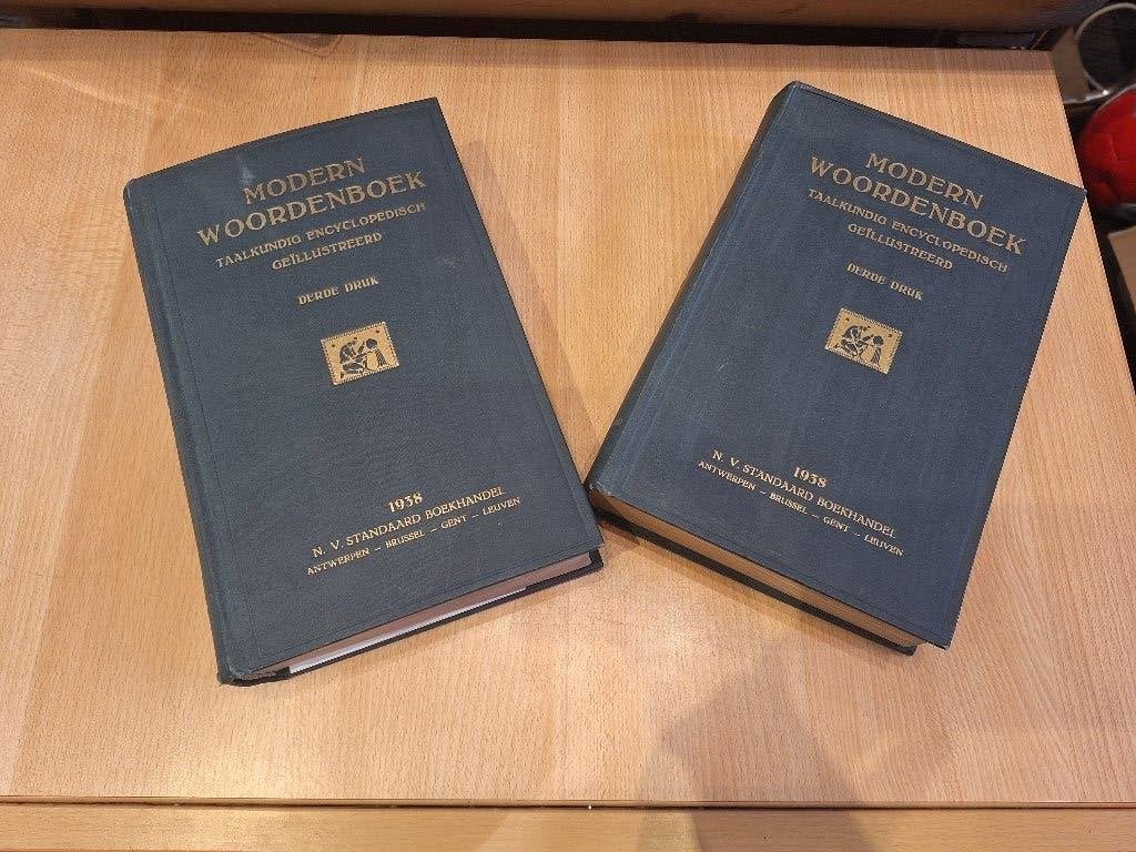2 delige boeken: modern woordenboek, 1938, Antiek en Kunst, Ophalen of Verzenden